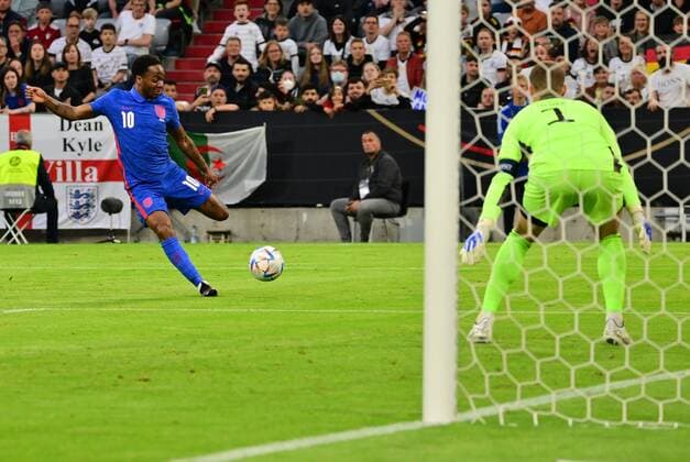 07.06.2022 - UEFA Nations League - Länderspiel: Deutschland Germany gg England United Kingdom - - Raheem Sterling (10, England, links ) Manuel Neuer ( 1, Deutschland )