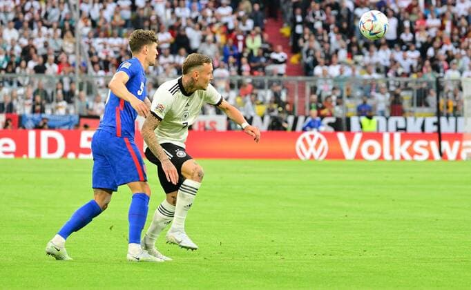 07.06.2022 - UEFA Nations League - Länderspiel: Deutschland Germany gg England United Kingdom - - John Stones (5, England, links ) David Raum (3, Deutschland )