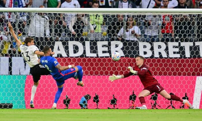 07.06.2022 - UEFA Nations League - Länderspiel: Deutschland Germany gg England United Kingdom - - von links : Thomas Müller Mueller (13, Deutschland ) Kyle Walker (2, England ) Jordan Pickford (1, England )