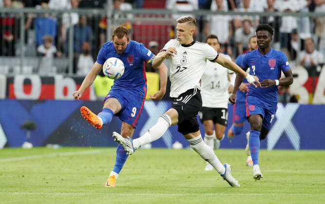 Harry Kane, Nico Schlotterbeck Zweikampf Spielszene Aktion Fußball Fussball UEFA Nations League Nationalmannschaft DFB Herren Saison 2021 2022 07.06.2022 Deutschland GER vs. England ENG DFL regulations prohibit any use of photographs as image sequences and or quasi-video.