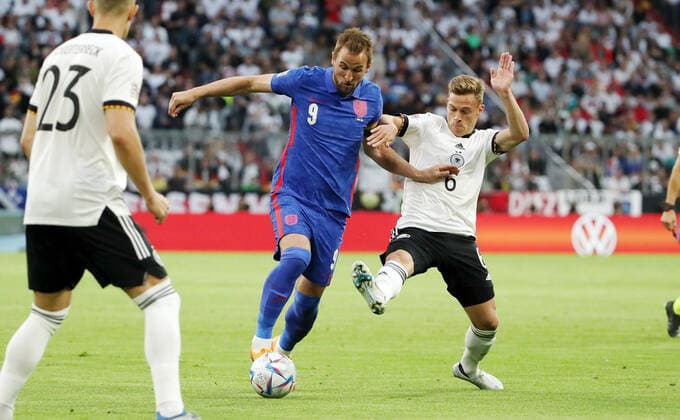 Harry Kane, Joshua Kimmich Zweikampf Spielszene Aktion Fußball Fussball UEFA Nations League Nationalmannschaft DFB Herren Saison 2021 2022 07.06.2022 Deutschland GER vs. England ENG DFL regulations prohibit any use of photographs as image sequences and or quasi-video.