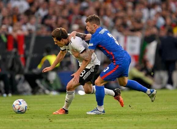 07.06.2022, Fussball Länderspiel UEFA-Nations-League 2022 23, Deutschland - England, in der Allianz-Arena München. v.l. Jonas Hofmann (Deutschland) gegen Kieran Trippier (England)