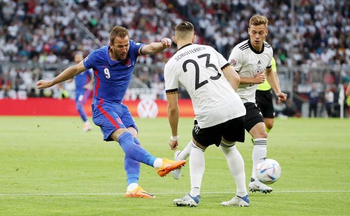 Harry Kane, Nico Schlotterbeck, Joshua Kimmich Zweikampf Spielszene Aktion Fußball Fussball UEFA Nations League Nationalmannschaft DFB Herren Saison 2021 2022 07.06.2022 Deutschland GER vs. England ENG DFL regulations prohibit any use of photographs as image sequences and or quasi-video.