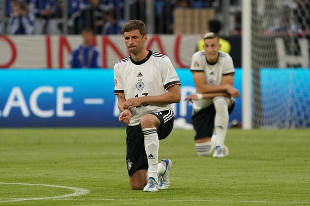 Thomas Mueller (Deutschland Germany) und Nico Schlotterbeck (Deutschland Germany) knien für Menschenrechte - Muenchen 07.06.2022: Deutschland vs. England, Allianz Arena, Nations League A 2. Spieltag