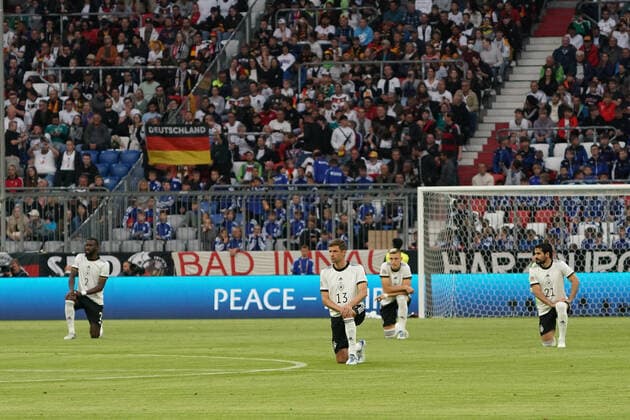 Mannschaftb kniet - Muenchen 07.06.2022: Deutschland vs. England, Allianz Arena, Nations League A 2. Spieltag