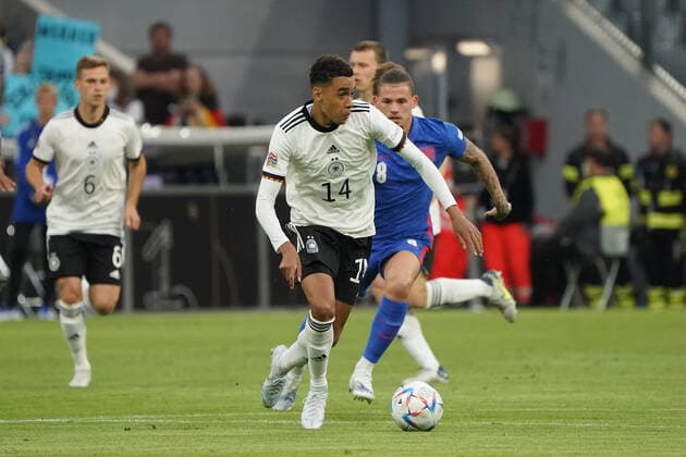 Jamal Musiala (Deutschland Germany) setzt sich durch - Muenchen 07.06.2022: Deutschland vs. England, Allianz Arena, Nations League A 2. Spieltag