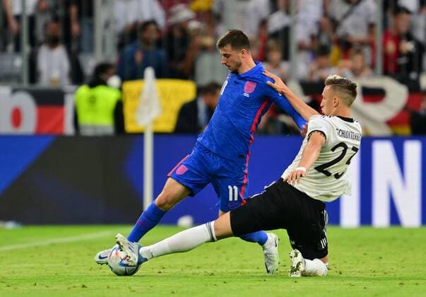 07.06.2022 - UEFA Nations League - Länderspiel: Deutschland Germany gg England United Kingdom - - Mason Mount (11, England, links ) Nico Schlotterbeck (23, Deutschland )
