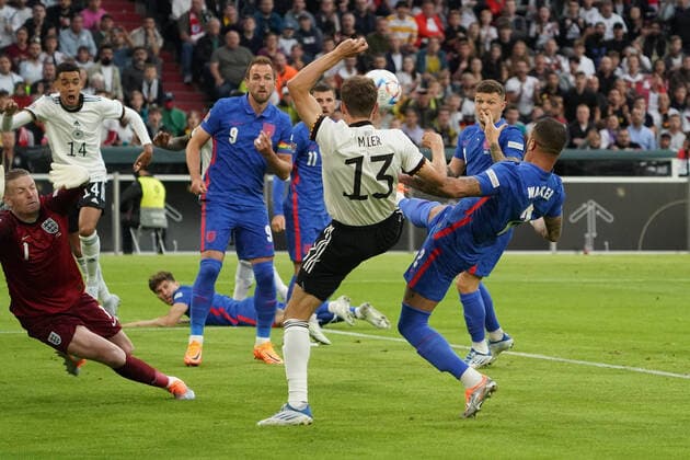 Chance Thomas Mueller (Deutschland Germany) gegen Kyle Walker (England) - Muenchen 07.06.2022: Deutschland vs. England, Allianz Arena, Nations League A 2. Spieltag