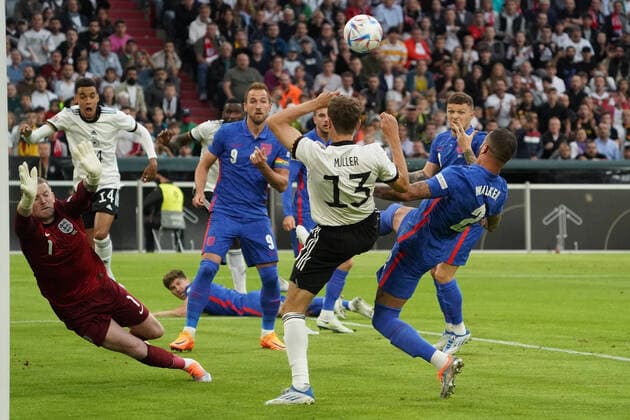 Chance Thomas Mueller (Deutschland Germany) gegen Kyle Walker (England) - Muenchen 07.06.2022: Deutschland vs. England, Allianz Arena, Nations League A 2. Spieltag