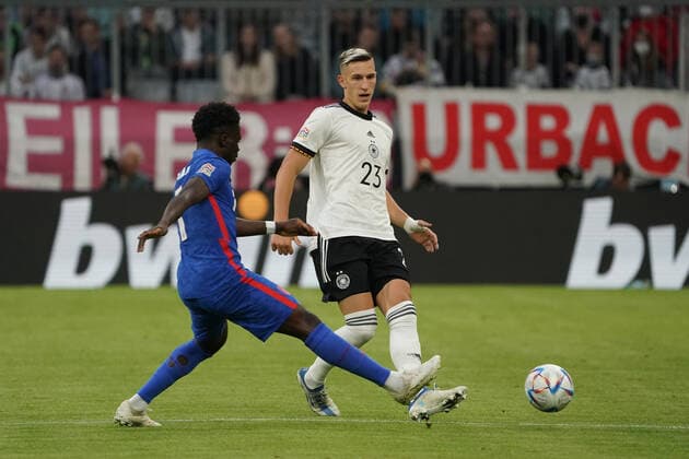 Nico Schlotterbeck (Deutschland Germany) gegen Bukayo Saka (England) - Muenchen 07.06.2022: Deutschland vs. England, Allianz Arena, Nations League A 2. Spieltag