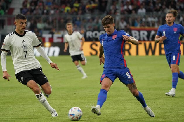 John Stones (England) gegen Kai Havertz (Deutschland Germany) - Muenchen 07.06.2022: Deutschland vs. England, Allianz Arena, Nations League A 2. Spieltag