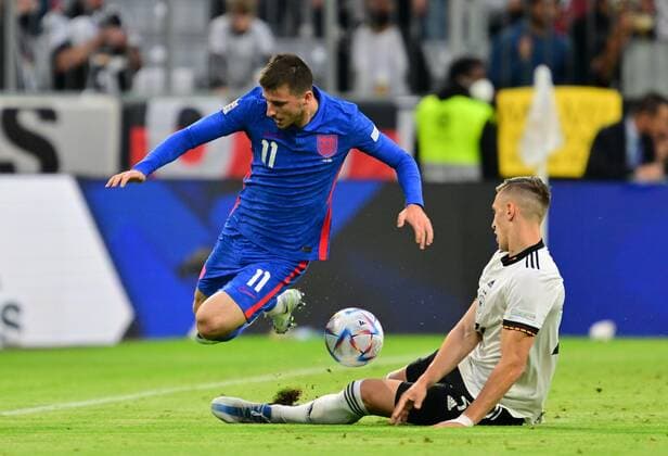 07.06.2022 - UEFA Nations League - Länderspiel: Deutschland Germany gg England United Kingdom - - Mason Mount (11, England, links ) Nico Schlotterbeck (23, Deutschland )