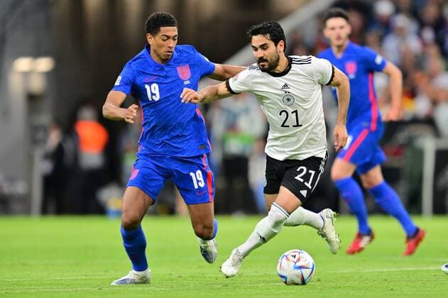 07.06.2022 - UEFA Nations League - Länderspiel: Deutschland Germany gg England United Kingdom - - Jude Bellingham (19, England, links ) Ilkay Gündogan Guendogan (21, Deutschland )