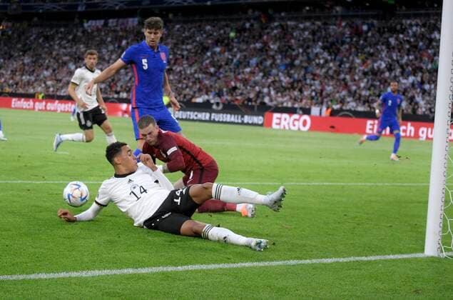 07.06.2022, Fussball Länderspiel UEFA-Nations-League 2022 23, Deutschland - England, in der Allianz-Arena München. v.l. Jamal Musiala (Deutschland) gegen Torwart Jordan Pickford (England)