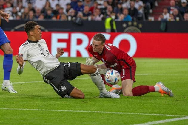 im Zweikampf, Aktion, mitJamal Musiala 14 (Deutschland), Jordan Pickford 1 (England), Deutschland vs. England, UEFA, Nations League, Fussball, 07.06.2022 Muenchen Bayern Deutschland