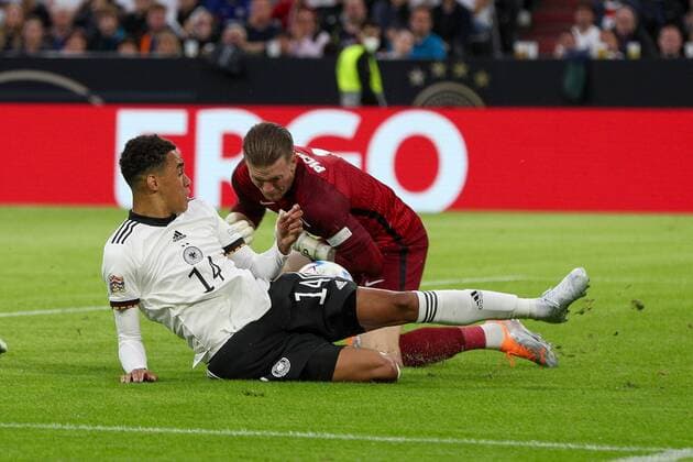 im Zweikampf, Aktion, mitJamal Musiala 14 (Deutschland), Jordan Pickford 1 (England), Deutschland vs. England, UEFA, Nations League, Fussball, 07.06.2022 Muenchen Bayern Deutschland
