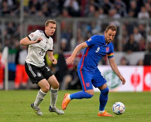 07.06.2022, Fussball Länderspiel UEFA-Nations-League 2022 23, Deutschland - England, in der Allianz-Arena München. v.l. Lukas Klostermann (Deutschland) gegen Harry Kane (England)