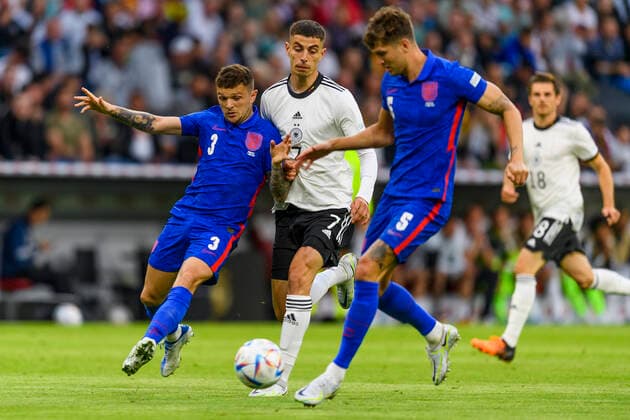 GER, UEFA Nations League, Deutschland - England 07.06.2022, Allianz Arena, Muenchen, GER, UEFA Nations League, Deutschland - England, im Bild Kai Havertz (Deutschland 7) Mitte wird von James Justin (England 3) und Conor Coady (England 5) gestoppt
