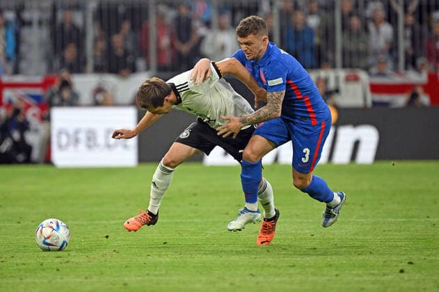 07.06.2022, xjhx, Fussball UEFA Nations League, Deutschland - England emspor, v.l. Jonas Hofmann (Deutsche Fussball Nationalmannschaft DFB) Kieran Trippier (England) Zweikampf, Aktion, action, battle for the ball (DFL DFB REGULATIONS PROHIBIT ANY USE OF PHOTOGRAPHS as IMAGE SEQUENCES and or QUASI-VIDEO) München