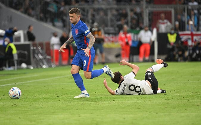 07.06.2022, xjhx, Fussball UEFA Nations League, Deutschland - England emspor, v.l. Jonas Hofmann (Deutsche Fussball Nationalmannschaft DFB) Kieran Trippier (England) Zweikampf, Aktion, action, battle for the ball (DFL DFB REGULATIONS PROHIBIT ANY USE OF PHOTOGRAPHS as IMAGE SEQUENCES and or QUASI-VIDEO) München