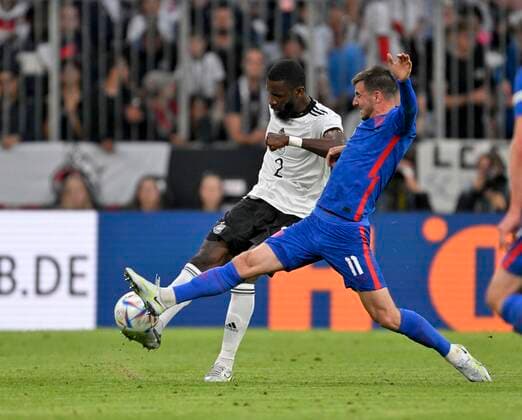 07.06.2022, Fussball Länderspiel UEFA-Nations-League 2022 23, Deutschland - England, in der Allianz-Arena München. v.l. Antonio Rüdiger (Deutschland) gegen Mason Mount (England)