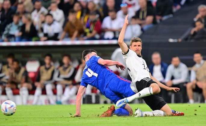 07.06.2022 - UEFA Nations League - Länderspiel: Deutschland Germany gg England United Kingdom - - Declan Rice (4, England, links ) Thomas Müller Mueller (13, Deutschland )