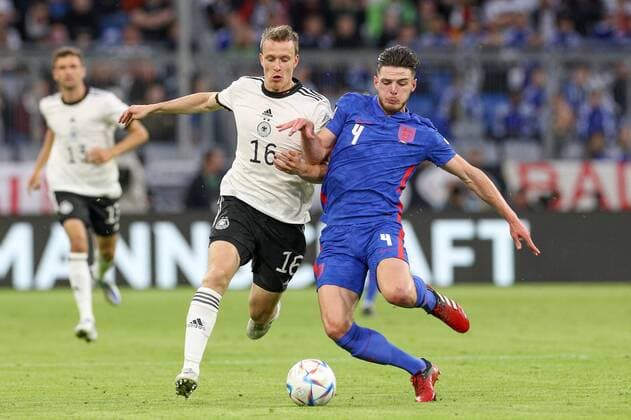 im Zweikampf, Aktion, mit Lukas Klostermann 16 (Deutschland) und Declan Rice 4 (England), Deutschland vs. England, UEFA, Nations League, Fussball, 07.06.2022 Muenchen Bayern Deutschland