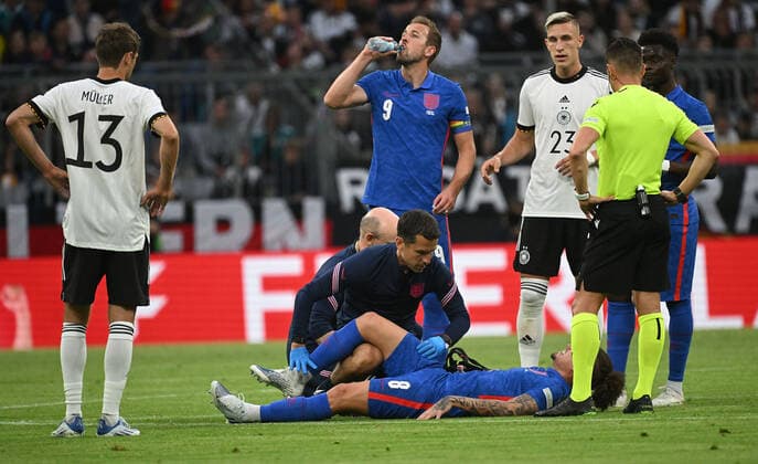 07.06.2022, xjhx, Fussball UEFA Nations League, Deutschland - England emspor, v.l. Kalvin Phillips (England) verletzt Verletzung Schmerzen am Boden (DFL DFB REGULATIONS PROHIBIT ANY USE OF PHOTOGRAPHS as IMAGE SEQUENCES and or QUASI-VIDEO) München