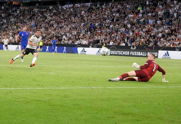 07.06.2022, Fussball Länderspiel UEFA-Nations-League 2022 23, Deutschland - England, in der Allianz-Arena München. Jonas Hofmann (Deutschland) trifft an Torwart Jordan Pickford (England) vorbei ins Tor, war aber dabei im Abseits