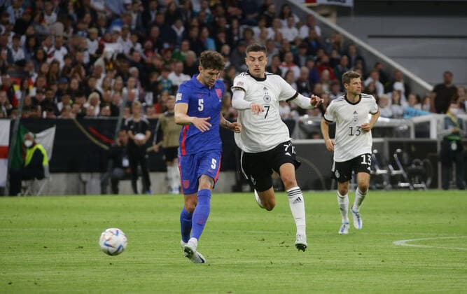 München , Fußball UEFA Nations League Deutschland vs. England , von links: John Stones ( ENG ) Kai Havertz ( GER )