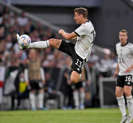 07.06.2022, Fussball Länderspiel UEFA-Nations-League 2022 23, Deutschland - England, in der Allianz-Arena München. Thomas Müller (Deutschland) am Ball