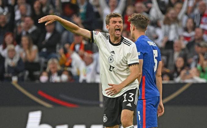 07.06.2022, xjhx, Fussball UEFA Nations League, Deutschland - England emspor, v.l. Thomas Mueller Müller (Deutsche Fussball Nationalmannschaft DFB) gestikuliert gibt Anweisungen (DFL DFB REGULATIONS PROHIBIT ANY USE OF PHOTOGRAPHS as IMAGE SEQUENCES and or QUASI-VIDEO) München