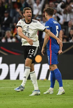07.06.2022, xjhx, Fussball UEFA Nations League, Deutschland - England emspor, v.l. Thomas Mueller Müller (Deutsche Fussball Nationalmannschaft DFB) gestikuliert gibt Anweisungen (DFL DFB REGULATIONS PROHIBIT ANY USE OF PHOTOGRAPHS as IMAGE SEQUENCES and or QUASI-VIDEO) München