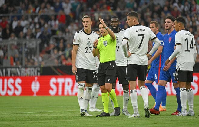 07.06.2022, xjhx, Fussball UEFA Nations League, Deutschland - England emspor, v.l. Thomas Mueller Müller (Deutsche Fussball Nationalmannschaft DFB) gestikuliert gibt Anweisungen (DFL DFB REGULATIONS PROHIBIT ANY USE OF PHOTOGRAPHS as IMAGE SEQUENCES and or QUASI-VIDEO) München