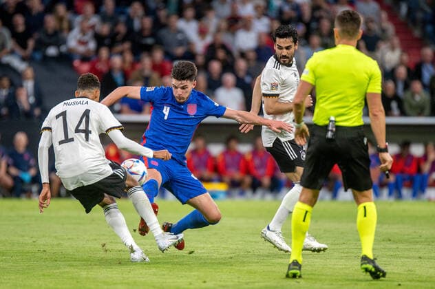 Jamal Musiala (GER), Declan Rice (ENG) und Ilkay Gündogan (GER). Deutschland, Muenchen, 07.06.2022, Nationalmannschaft, UEFA Nations League Division A, Gruppe 3: Deutschland vs England, Saison 2022 2023, 2. Spieltag, Allianz Arena Foto: A2 Bildagentur Peter Hartenfelser