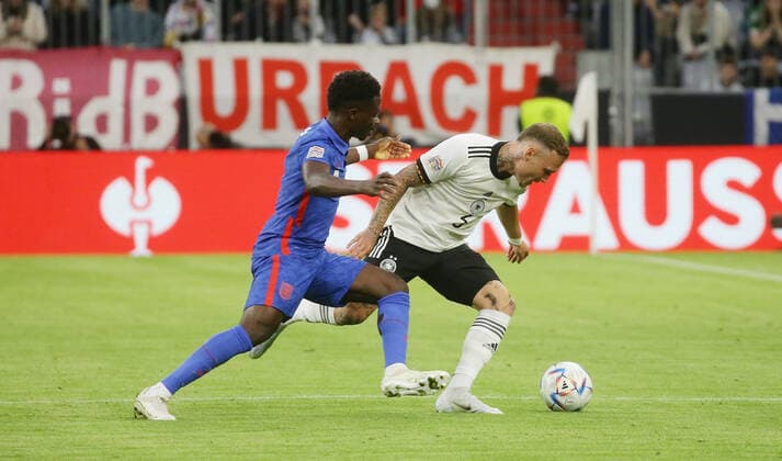 München , Fußball UEFA Nations League Deutschland vs. England , von links: Bukaya Saka ( ENG ) David Raum ( GER )
