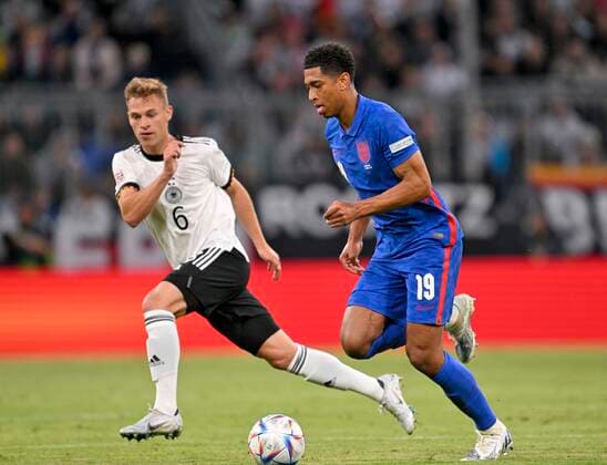 07.06.2022, Fussball Länderspiel UEFA-Nations-League 2022 23, Deutschland - England, in der Allianz-Arena München. v.l. Josua Kimmich (Deutschland) gegen Jude Bellingham (England)