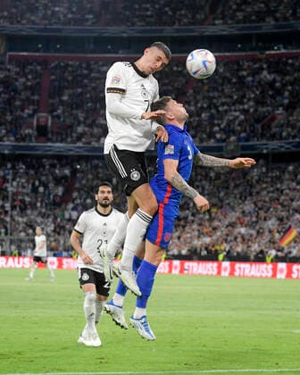 07.06.2022, Fussball Länderspiel UEFA-Nations-League 2022 23, Deutschland - England, in der Allianz-Arena München. v.l. Kai Havertz (Deutschland) gegen Kieran Trippier (England)