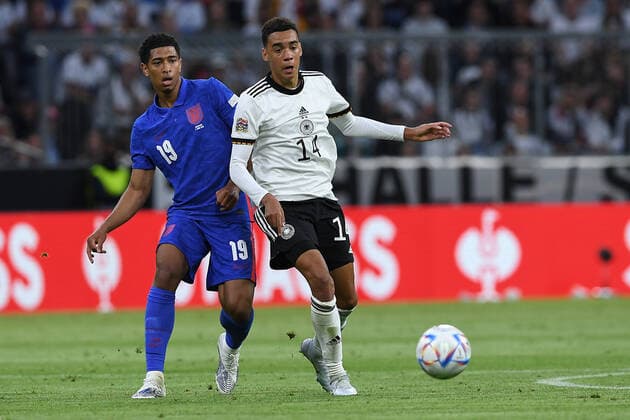Fußball UEFA Nations League Deutschland - England am 07.06.2022 in der Allianz Arena in München Jude Bellingham ( England ), links - Jamal Musiala ( Deutschland ), rechts DFB regulations prohibit any use of photographs as image sequences and or quasi-video.