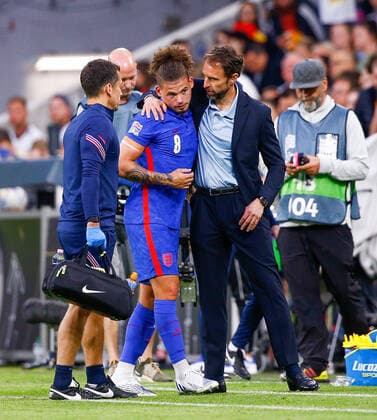 Germany v England UEFA Nations League Gareth Southgate manager of England puts his arm around Kalvin Phillips of England after he is substituted due to injury during the UEFA Nations League match between Germany and England at Allianz Arena, Munich Content Not Available For UK Newspapers Copyright: xPaulxChestertonx FIL-16985-0073 UK Newspapers OUT