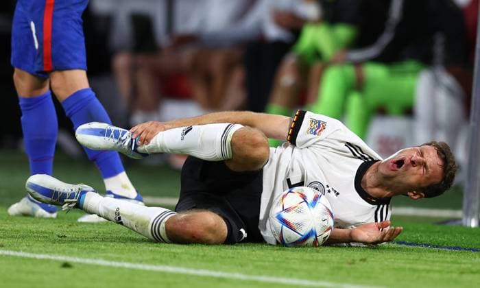 Sport Bilder des Tages Munich, Germany, 7th June 2022. Thomas Mueller of Germany goes down injured during the UEFA Nations League match at Allianz Arena, Munich. Picture credit should read: David Klein Sportimage EDITORIAL USE ONLY. No use with unauthorised audio, video, data, fixture lists, club league logos or live services. Online in-match use limited to 120 images, no video emulation. No use in betting, games or single club league player publications. SPI-1728-0073