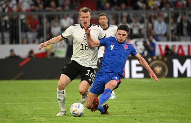 07.06.2022, xjhx, Fussball UEFA Nations League, Deutschland - England emspor, v.l. Lukas Klostermann (Deutsche Fussball Nationalmannschaft DFB) Declan Rice (England) Zweikampf, Aktion, action, battle for the ball (DFL DFB REGULATIONS PROHIBIT ANY USE OF PHOTOGRAPHS as IMAGE SEQUENCES and or QUASI-VIDEO) München