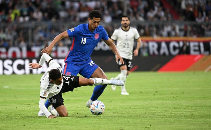 07.06.2022, xjhx, Fussball UEFA Nations League, Deutschland - England emspor, v.l. Jamal Musiala (Deutsche Fussball Nationalmannschaft DFB) Jude Bellingham (England) Zweikampf, Aktion, action, battle for the ball (DFL DFB REGULATIONS PROHIBIT ANY USE OF PHOTOGRAPHS as IMAGE SEQUENCES and or QUASI-VIDEO) München