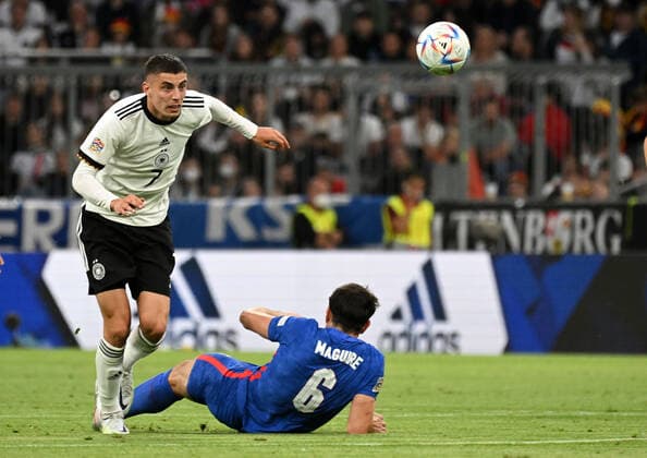 07.06.2022, xjhx, Fussball UEFA Nations League, Deutschland - England emspor, v.l. Kai Havertz (Deutsche Fussball Nationalmannschaft DFB) Harry Maguire (England) Zweikampf, Aktion, action, battle for the ball (DFL DFB REGULATIONS PROHIBIT ANY USE OF PHOTOGRAPHS as IMAGE SEQUENCES and or QUASI-VIDEO) München