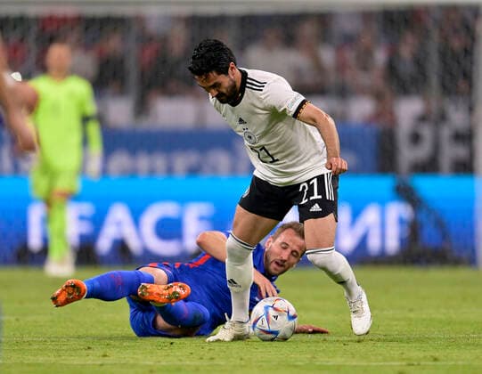 07.06.2022, Fussball Länderspiel UEFA-Nations-League 2022 23, Deutschland - England, in der Allianz-Arena München. Ilkay Gündogan (Deutschland) setzt sich durch,