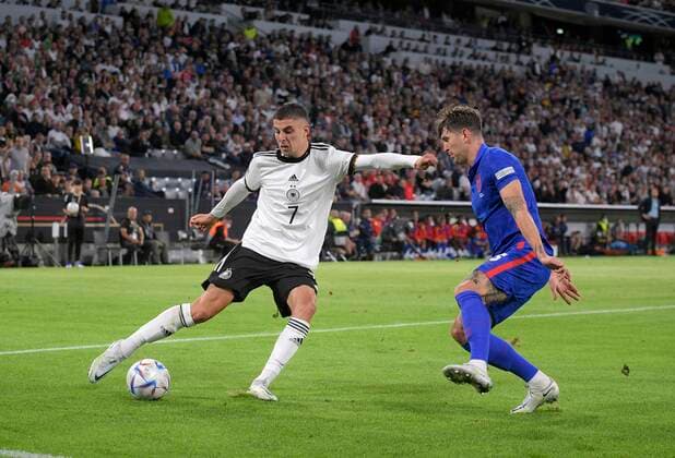 07.06.2022, Fussball Länderspiel UEFA-Nations-League 2022 23, Deutschland - England, in der Allianz-Arena München. Kai Havertz (Deutschland) setzt sich durch,