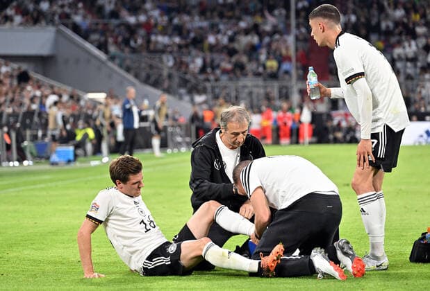 07.06.2022, xjhx, Fussball UEFA Nations League, Deutschland - England emspor, v.l. Jonas Hofmann (Deutsche Fussball Nationalmannschaft DFB) verletzt Verletzung Schmerzen am Boden (DFL DFB REGULATIONS PROHIBIT ANY USE OF PHOTOGRAPHS as IMAGE SEQUENCES and or QUASI-VIDEO) München