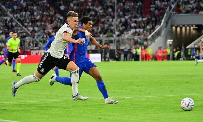 07.06.2022 - UEFA Nations League - Länderspiel: Deutschland Germany gg England United Kingdom - - Nico Schlotterbeck (23, Deutschland, links ) Jude Bellingham (19, England )