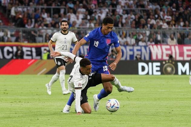 im Zweikampf, Aktion, mit Jamal Musiala 14 (Deutschland), Jude Bellingham 19 (England), Deutschland vs. England, UEFA, Nations League, Fussball, 07.06.2022 Muenchen Bayern Deutschland
