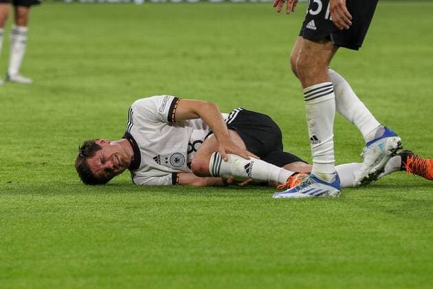 Jonas Hofmann 18 (Deutschland) verletzt, Deutschland vs. England, UEFA, Nations League, Fussball, 07.06.2022 Muenchen Bayern Deutschland